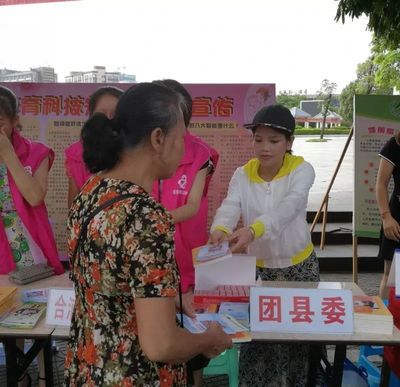 鄉(xiāng)鎮(zhèn)送健康 服務(wù)暖人心——團(tuán)縣委開展“5.29會員活動日”計生宣傳服務(wù)活動